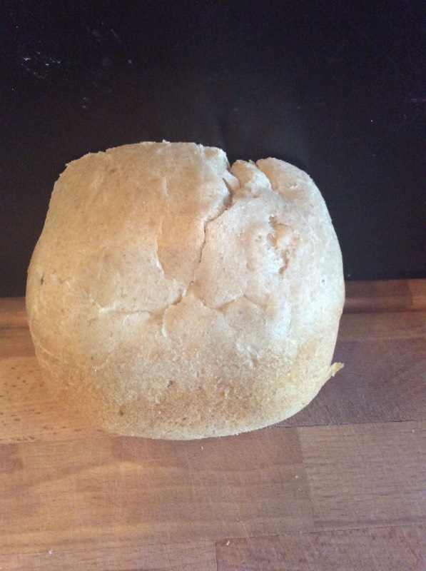 Tarwe-roggebrood met zuurdesem in een broodbakmachine