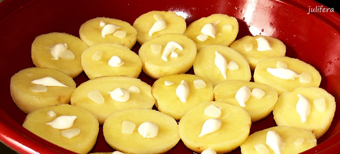 Magische aardappelen gebakken op het fornuis