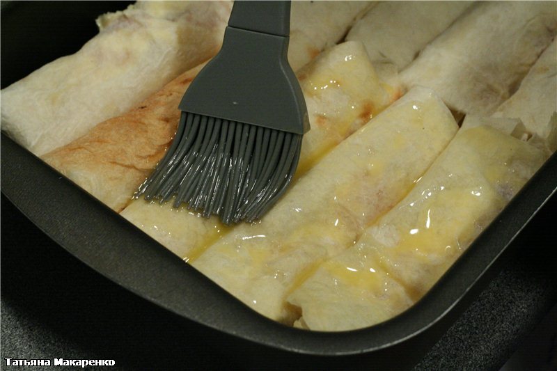 Lavash tekercs csirkével és sajttal