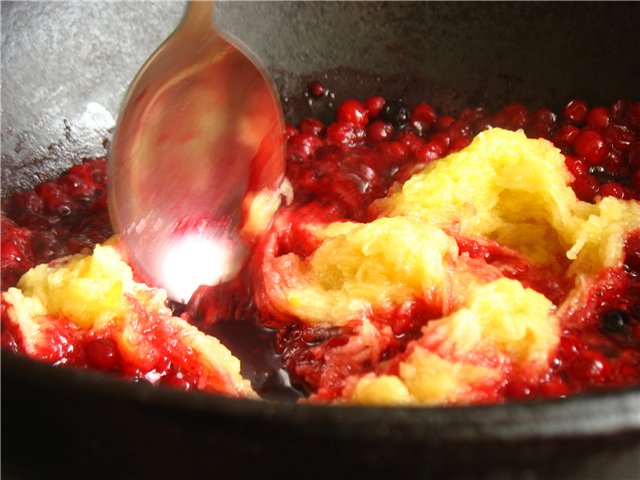 Steam rolls with lingonberry sauce