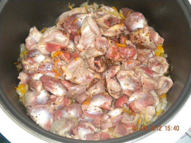 Patatas guisadas con champiñones y ventrículos de pollo en olla de cocción lenta