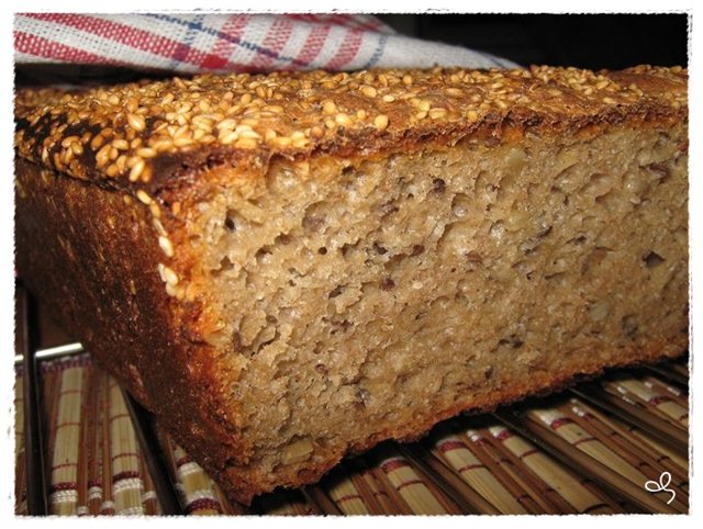 Bread mixed with seeds, flax seeds and sesame seeds