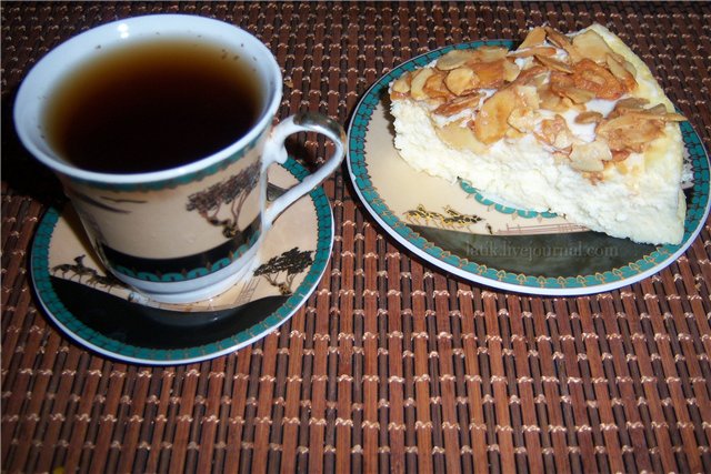 Cheesecake with caramelized almonds