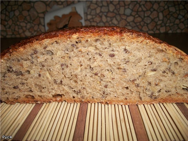Pan aromático con masa madre de centeno al horno
