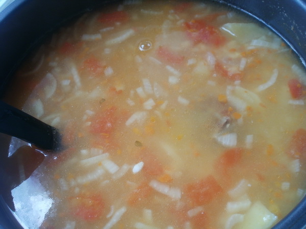 Sopa de guisantes con carne ahumada en una olla de cocción lenta (Panasonic SR-TMH 18)