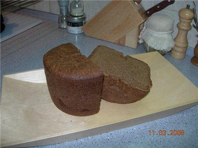 Chleb żytni z płatkami owsianymi i otrębami oraz na zakwasie kefirowym.
