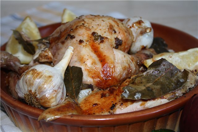 Pollo al horno con ajo y laurel