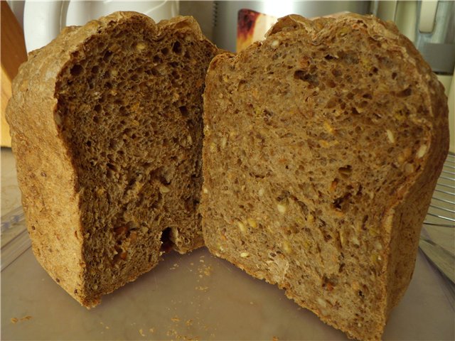 Pan de una mezcla de cereales Nastyusha 8 en una panificadora
