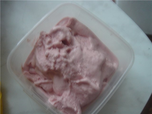 Ice cream Strawberry with cream