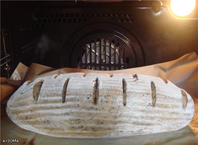 Aromatisch zuurdesembrood van rogge in de oven