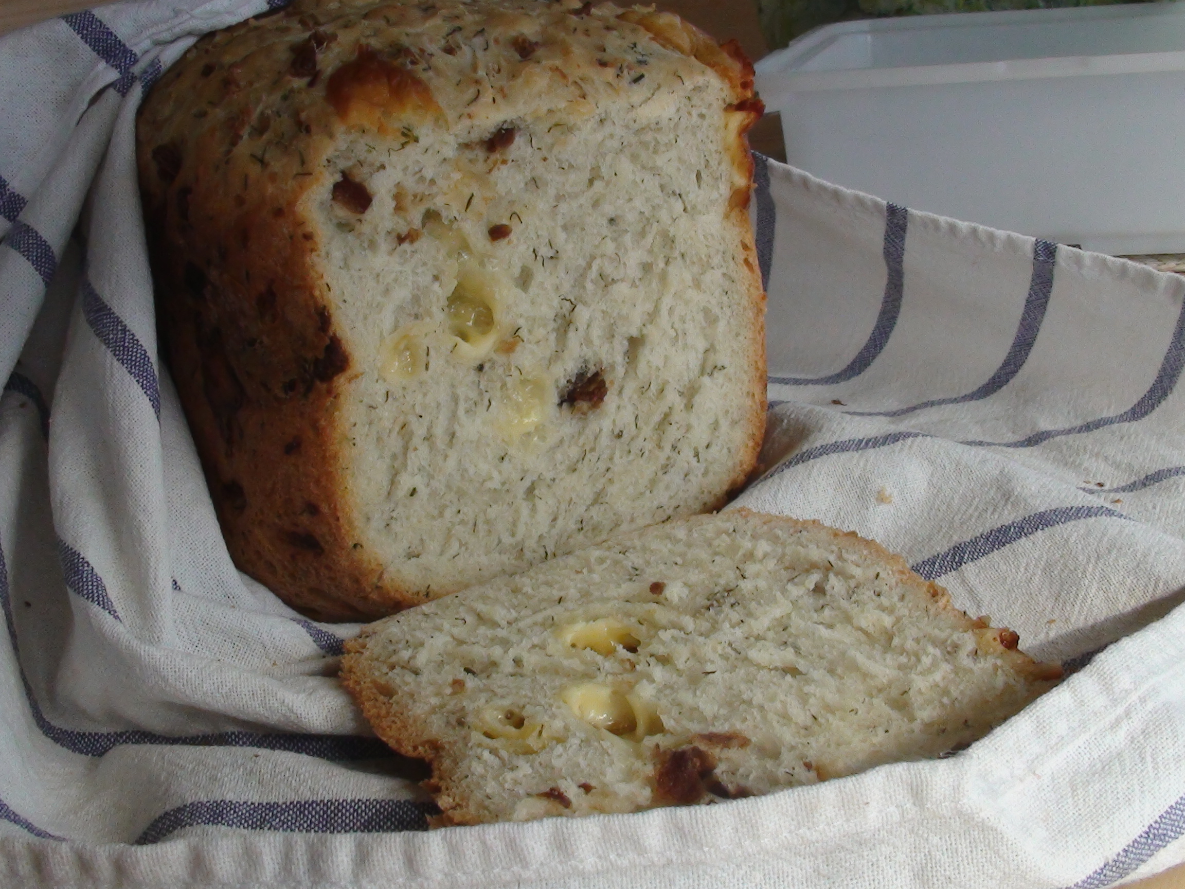 Fehér kenyér sajttal, hagymával és kaporral