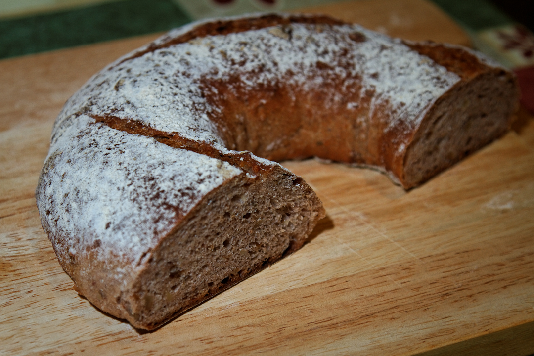 Bread with walnuts and dates (oven)