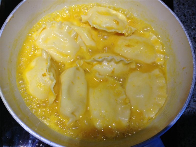 Creamy and orange sauce for dumplings with cottage cheese