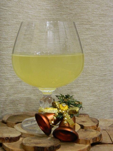 Liqueur Limoncello, or Italian mezim