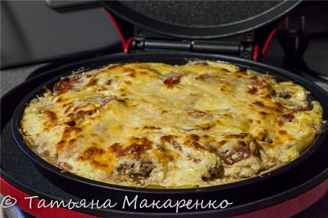 Potatoes with meat and tomatoes with a mayonnaise-cheese crust (Princess 115000 pizza maker)