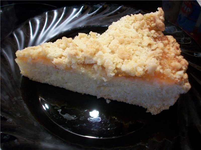 Pie with curd and streusel
