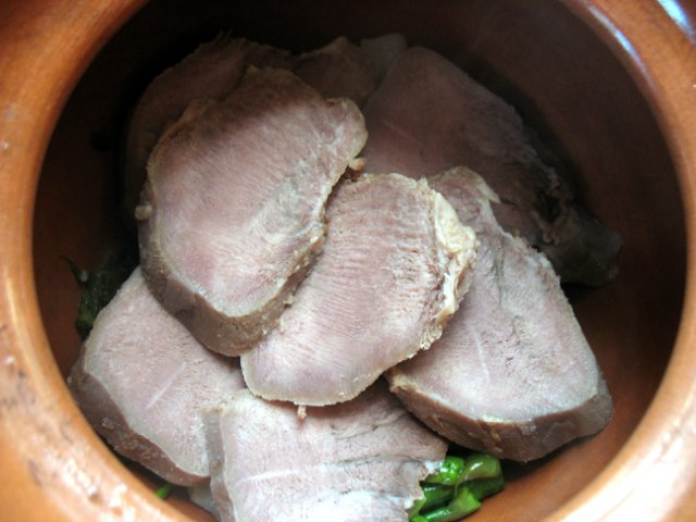 Gladde en tongasperges gebakken in een pot (een bescheiden peyzanque-diner)