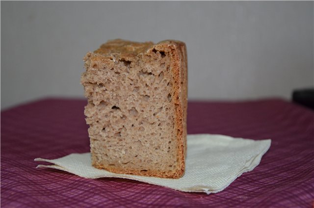 Brood op rogge Eeuwig zuurdesem van volkoren meel in een broodbakmachine
