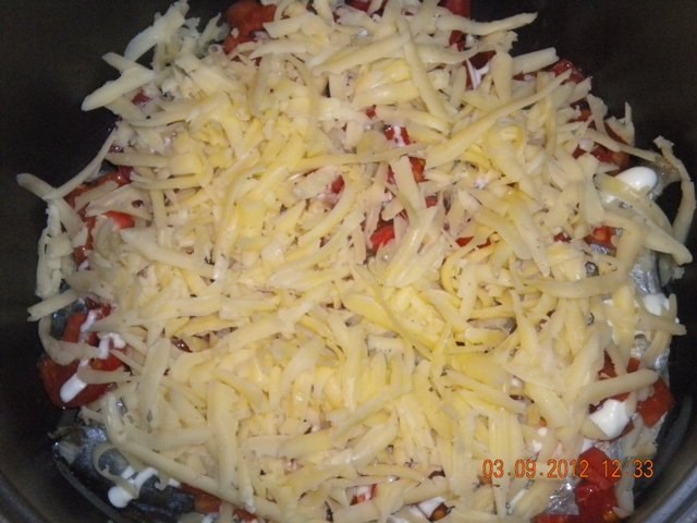 Pampanito al forno con pomodoro e formaggio in una pentola a cottura lenta