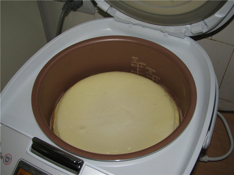 Cheesecake Air Cloud su ricotta allo yogurt in un multicooker Philips 3077/40