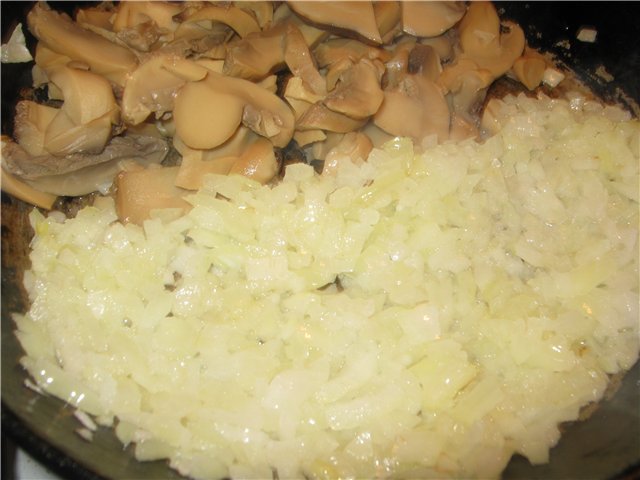 Crucian carp baked in sour cream with mushrooms