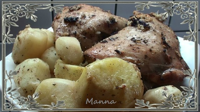Chicken thighs with potatoes baked in the airfryer