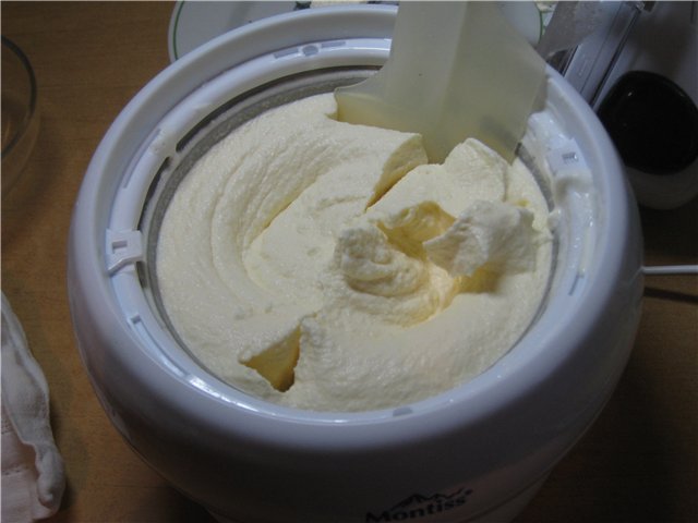 Ice cream makers Montiss KIM5405M (1.1 L) and KIM5800M (1.2 L)