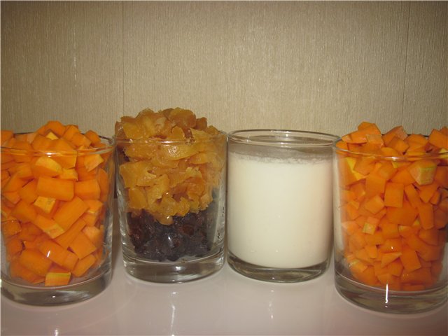 Cottage cheese and pumpkin casserole with dried fruits (Multicooker Polaris PMC 0508)