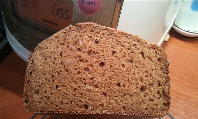 Black aromatic bread based on rye sourdough.