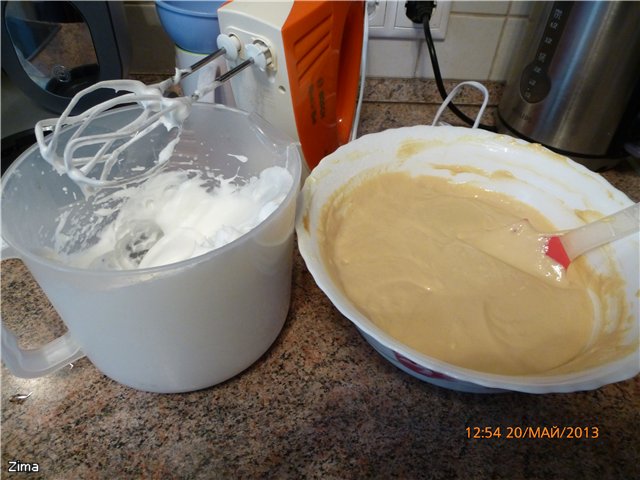 Cottage cheese ovenschotel met gekookte gecondenseerde melk in een multikoker merk 37501