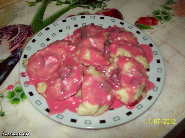 Steamed dumplings with cherries