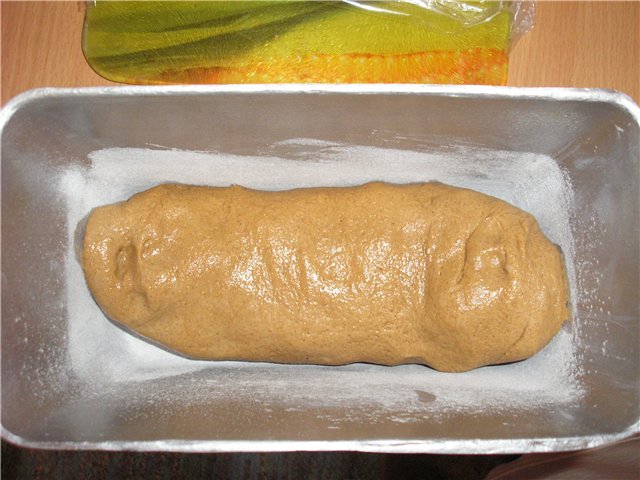 Pan aromático negro a base de masa madre de centeno.