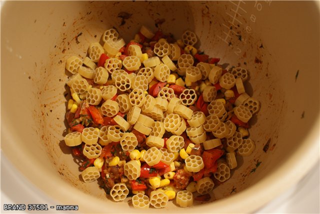 Flores de macarrones con verduras en una multicocina Marca 37501