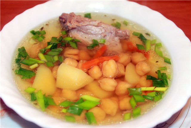 Soup with chickpeas and pork ribs.