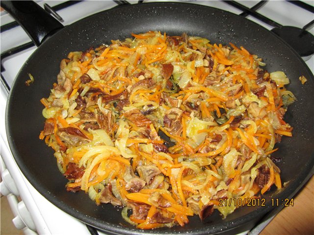 Cabbage stewed with dry mushrooms