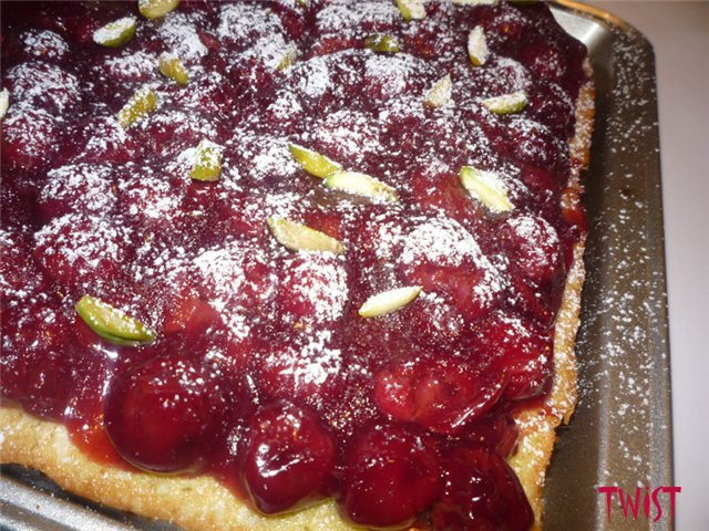 Pistachio pie with cherry and red wine