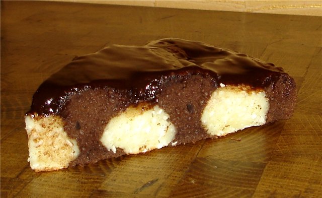 Pastel de chocolate con bolas de cuajada