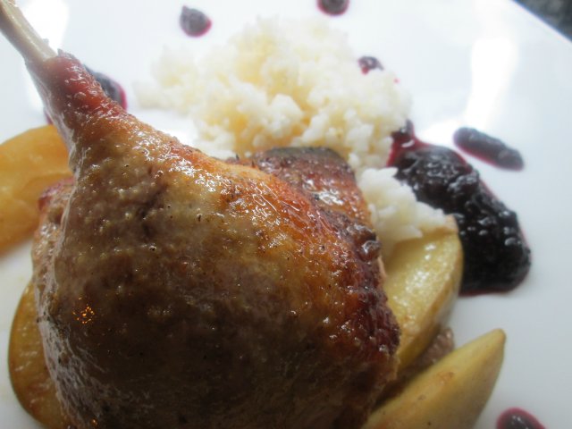 Pato glaseado con jengibre y miel y salsa de grosella negra