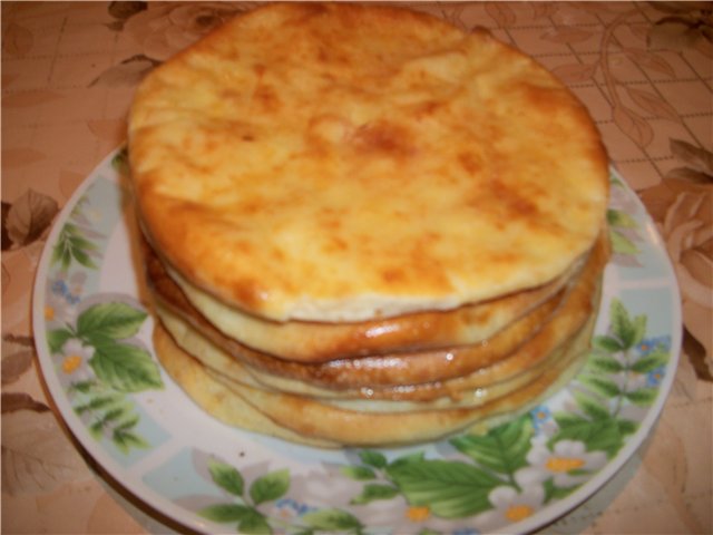 Mengrelian khachapuri with cheese and khachapuri Kubdari with meat