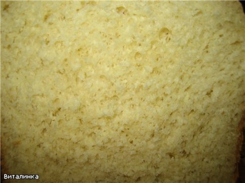 Tarwebrood met griesmeel in een broodbakmachine
