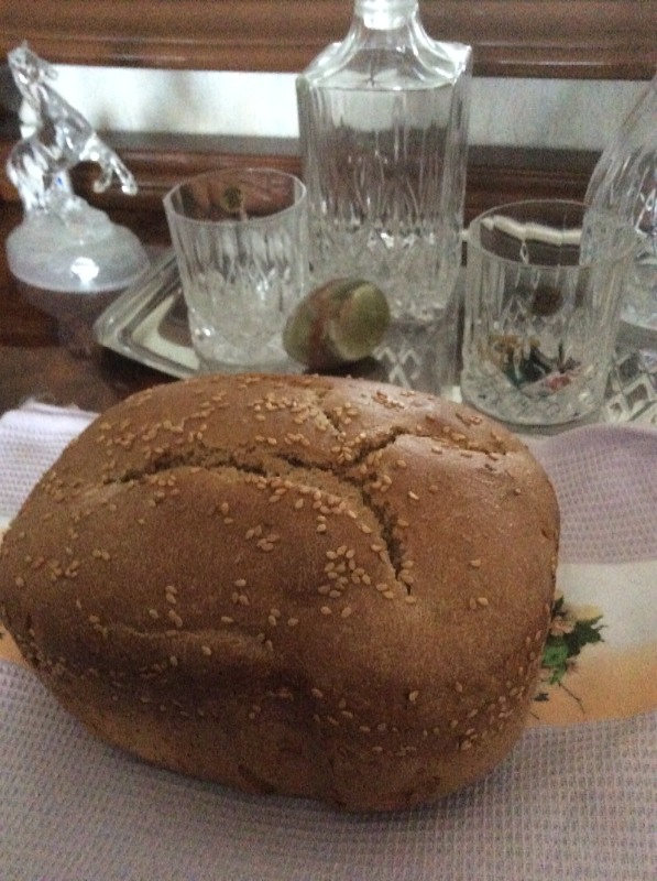 خبز القمح مع العجين المخمر في صانع الخبز
