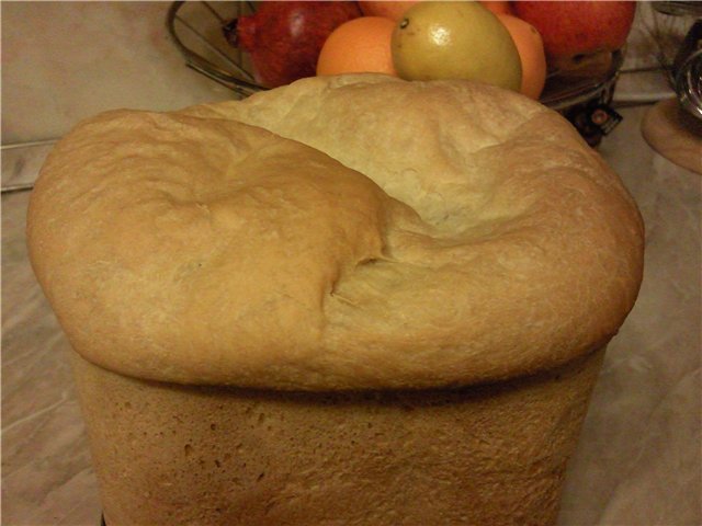 خبز فرنسي مع ماء فوار في صانعة خبز