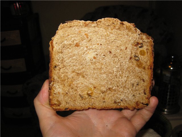 Chleb żytni ze śliwkami, rodzynkami i orzechami