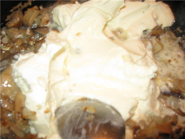 Crucian carp baked in sour cream with mushrooms