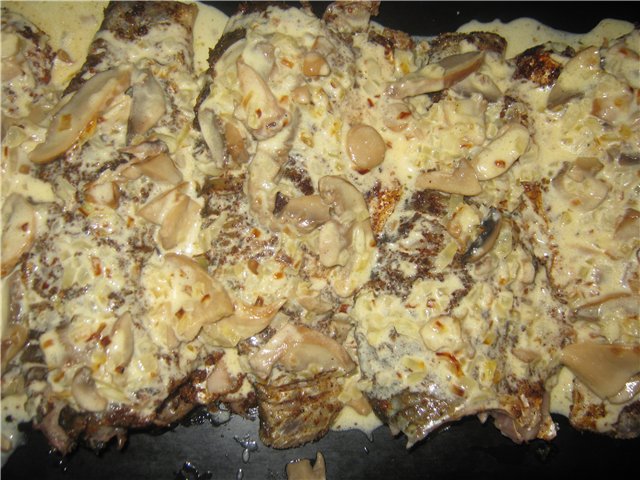 Kroeskarper gebakken in zure room met champignons