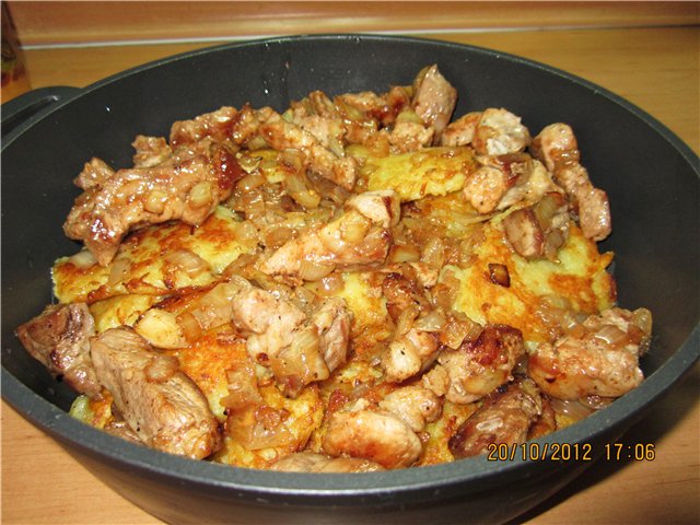 Deruny with onions and cracklings