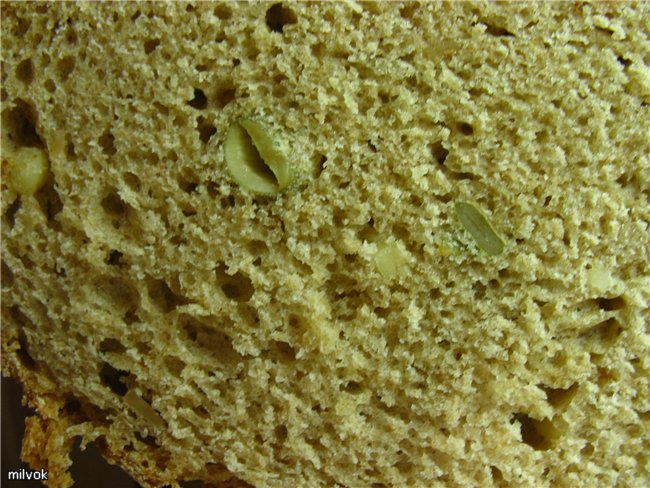 Chleb żytnio-orzechowy z serwatką.