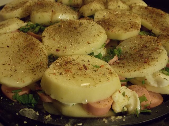 Aardappelschotel met worstjes en mazarellakaas (contactgrill VVK)
