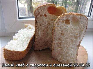 Pan de crema agria de cuajada rápida en una máquina de hacer pan