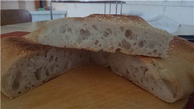 לחם שטוח על מלח מלפפון עם טימין וגבינה